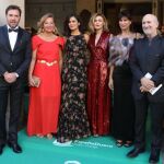 El alcalde de Valladolid, Óscar Puente, junto a la concejala de Cultura, Ana Redondo; el director del Festival, Javier Angulo y las presentadoras de la gala de Clausura de Seminci, Marta Nieto y Elena Sánchez