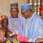 El presidente de Nigeria, Muhammadu Buhari, se entrevistó con Amina Ali, la otra chica que hace dos días fue encontrada cerca del bosque de Sambisa