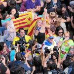 Los independentistas más fieles arropan a los alcaldes a su llegada al Parlament de Cataluña