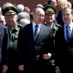El presidente ruso, Vladimir Putin, el primer ministro, Dmitry Medvedev, y el ministro de Defensa, Sergei Shoigu, durante la ceremonia que recuerda el 75 aniversario de la invasión nazi