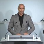 El número uno de la candidatura de Junts pel Sí, Raül Romeva (c), junto al portavoz Josep Rull (i), y la portavoz adjunta del grupo, Marta Rovira (d)