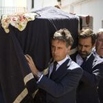 Varios hijos del fundador de Rumasa , José María Ruiz Mateos llevan a hombros el féretro con los restos del empresario