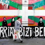 Pintada en una de las calles de Bayona donde hoy se celebrará el acto de los llamados «artesanos de la paz»