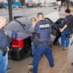 Agentes de inmigración detienen a un extranjero sospechoso en Los Ángeles, en una imagen de archivo
