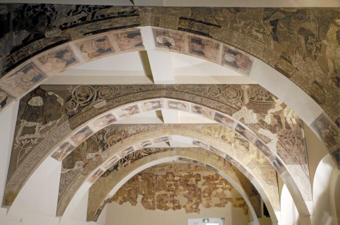 Las espectaculares pinturas murales originales de Sijena forman parte del Museo Nacional de Cataluña, que se enorgullece de poseer la colección más importante a nivel europeo del románico. La pérdida de las pinturas sería un duro golpe