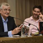 Eduardo Torres-Dulce y el delegado de La Razón en Andalucía, Paco Reyero, durante el encuentro celebrado ayer en Marbella