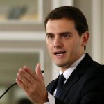 El presidente de Ciudadanos, Albert Rivera, durante su intervención en un desayuno informativo hoy en Madrid.