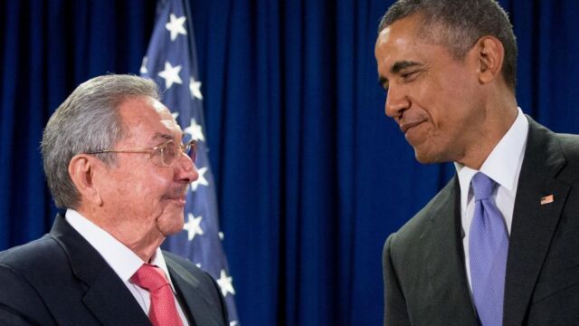 Imagen del 29 de septiembre de 2015 de Barack Obama y Raúl Castro antes de la cumbre bilateral en la ONU