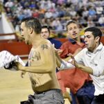 Un «antitaurino» es perseguido por varias personas tras saltar al ruedo