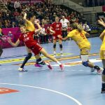 Fotografía facilitada por la organización del Mundial 2015 de Balonmano que muestra a la jugadora de la selección española Marta Mangué (2d) que intenta frenar un lanzamiento de una rival de Rusia