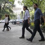 El líder de Podemos, Pablo Iglesias, acompañado por el coordinador general de Izquierda Unido, Alberto Garzón