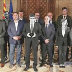 De izq. a dcha. los miembros del Govern cesados por la aplicación del 155 en Cataluña: Clara Ponsatí, Meritxell Serret, Raül Romeva, Antoni Comín, Oriol Junqueras, Santi Vila (dimitió el día 26), Carles Puigdemont, Josep Rull, Jordi Turull, Lluís Puig, Meritxell Borràs, Carles Mundó, Dolors Bassa y Joaquim Forn. En blanco y negro los que se han «fugado»