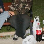 Dos jóvenes haciendo botellón en un parque de Madrid
