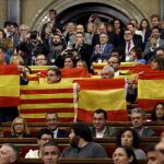 Los diputados del PP muestran banderas de España y Cataluña tras la aprobación