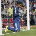 Keylor Navas reza antes de un partido del Real Madrid