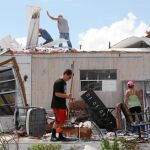 Una familia limpia su casa portátil tras los daños causados por el huracán Irma en la ciudad de Naples, en Florida