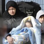 Refugiados esperan en el puerto de Dikili en Izmir (Turquía) a ser transferidos a un campo de refugiados