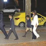 Ana Aznar Botella junto a su esposo, Alejandro Agag, y sus hijos a su llegada a la celebración de sus padres en el Museo del Traje