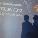 Fotografía de archivo del 10 de agosto de 2013 que muestra la sombra de Putin junto al senegalés Lamine Diack, ex presidente de la IAAF, durante la ceremonia inaugural del Campeonato Mundial de Atletismo de Moscú
