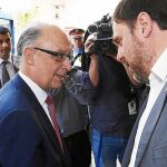 El ministro de Hacienda en funciones, Cristóbal Montoro, saluda a Oriol Junqueras