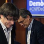 El presidente de la Generalitat, Carles Puigdemont, junto al expresidente Artur Mas, durante el Consell Nacional del PDeCAT