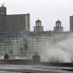 Las olas saltan al malecón de La Habana