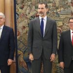 Felipe VI, el ministro de Relaciones Exteriores de Cuba, Eduardo Rodriguez Parrilla,d., y el ministro español de Asuntos Exteriores, Alfonso Dastis,iz,posan en la audiencia que el Rey concedió hoy al ministro cubano en el Palacio de La Zarzuela.