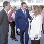 El consejero de Sanidad, Antonio María Sáez Aguado, saluda a Mª Pilar Lozano Pinilla, Secretaria Provincial de SAE