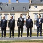 El presidente del Gobierno español, Mariano Rajoy, acompañado por (de izda. a dcha.) los presidentes de Portugal, Antonio Costa; Malta, Joseph Muscat; Francia, François Hollande; Chipre, Nicos Anastasiades; Grecia, Alexis Tsipras; e Italia Paolo Gentiloni