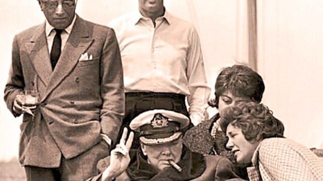 Anthony Montague y Winston Churchill con el matrimonio Onassis