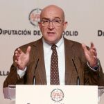 El presidente de la Diputación de Valladolid, Jesús Julio Carnero, presenta las novedades del Plan Impulso