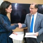El embajador de la República Dominicana Olivo Rodríguez Huertas, (a la derecha) estrecha la mano de la presidenta del Patronato (FASM), María Guerrero Sanz, después de haber firmado el referido convenio.