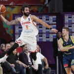 El base de la selección española de baloncesto Ricky Rubio (i) y el base de Eslovenia Aleksej Nikolic, durante el partido.