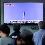 Gentre mira en televisión la noticia del nuevo lanzamiento por parte de Corea