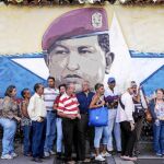 Decenas de venezolanos acudieron a la convocatoria de Maduro frente a la llamada de la oposición, que habría conseguido el respaldo de 10 millones de venezolanos