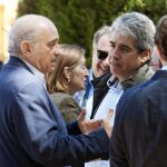 El ministro de Interior, Jorge Fernández Díaz (i), conversa con el portavoz de Democracia i Llibertat en el Congreso, Francesc Homs