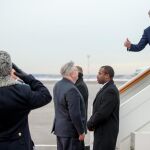 El secretario de estado norteamericano John Kerry en el aeropuerto de Moscú