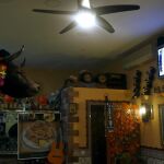Una pantalla de televisión emitiendo el debate en un bar de Málaga