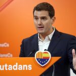 El presidente de Ciudadanos, Albert Rivera, durante la rueda de prensa que ha ofrecido hoy en Barcelona tras finalizar el Consejo de Ministros