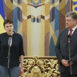 La piloto ucraniana Nadezhda Sávchenko (i) es recibida por el presidente ucraniano Petro Poroshenko (d)
