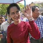 La candidata Aung San Suu Kyi saluda a sus seguidores después de votar ayer en la ciudad de Kawhmu
