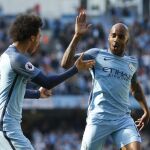 Los jugadores del Manchester City Fabian Delph y Leroy Sane