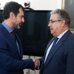 El ministro del Interior, Juan Ignacio Zoido,d., y el nuevo jefe de los Mossos d´Esquadra, el comisario Ferran López ,iz., durante la reunión que mantuvieron hoy en la sede del Ministerio del Interior