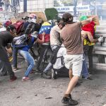 Opositores se enfrentan a la Guardia Nacional Bolivariana en Caracas en la jornada de paro
