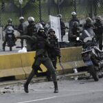 Un miembro de la Guardia Nacional Bolivariana durante la marcha que han disuelto hoy.