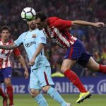 Diego Godín despeja el balón ante el argentino del FC Barcelona, Leo Messi.