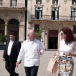 El subsecretario de Seguridad Nacional de EE.UU., Alejandro Mayorkas (c),el viernes 30 de octubre, en el centro histórico de La Habana (Cuba)
