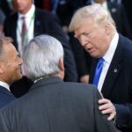 El presidente del Consejo Europeo, Donald Tusk (i), y el presidente de la Comisión Europea, Jean-Claude Juncker (c), junto al presidente de EEUU, Donald Trump (i), tras su reunión en Bruselas, Bélgica, ayer