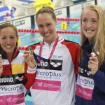 (De izq a der) La nadadora española Jessica Vall Montero, plata; la danesa Rikke Moeller Pedersen, oro, y la islandesa Hrafnhildu Luthersdottir, bronce, posan para los fotógrafos tras la final de 200m braza