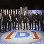 El periodista y moderador, Julio Somoano, junto a los candidatos que participaron en el debate a siete del pasado diciembre